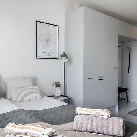 Modern With Balcony Next To Railway Station Apartamento *