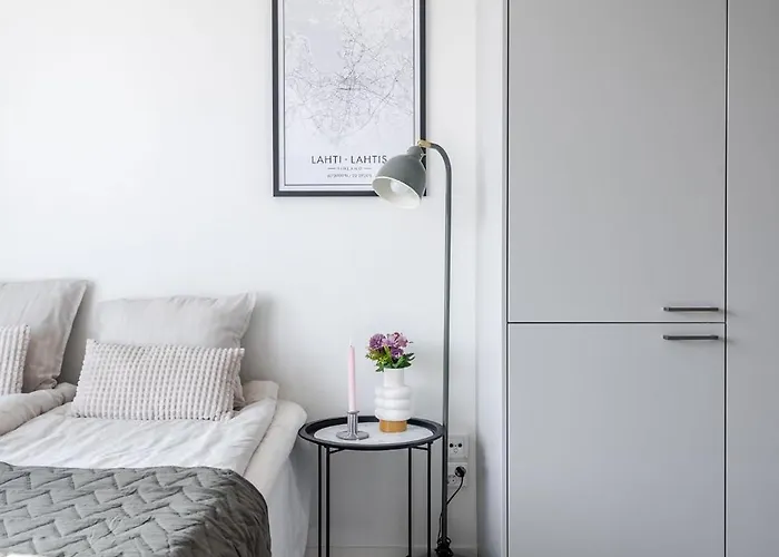 Lägenhet Modern With Balcony Next To Railway Station